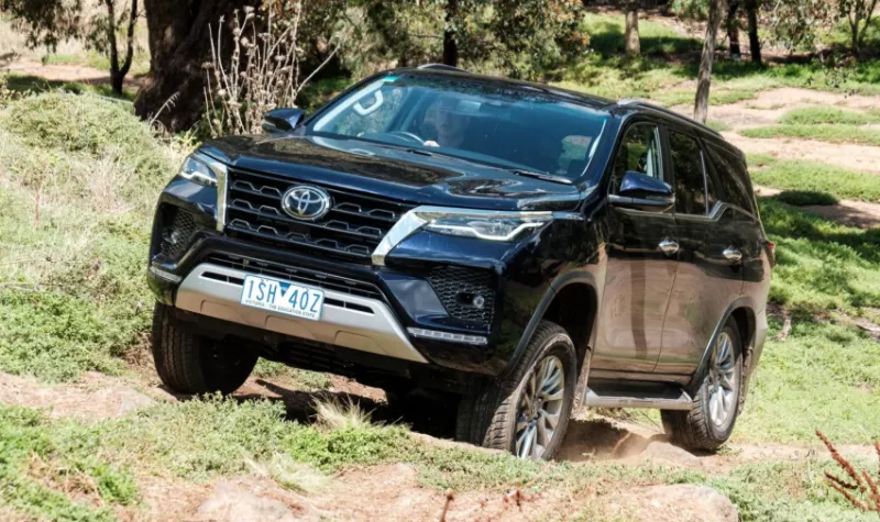 Toyota Fortuner Specs, Price, Mileage, Features, Pros & Cons