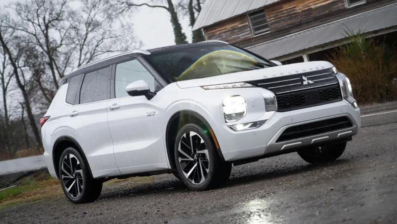 The Upcoming 2025 Mitsubishi Outlander PHEV, Rumors, and Price